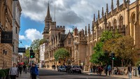 Di posisi ke sepuluh jatuh kepada salah satu kota yang terkenal juga berkat universitasnya, yakni Oxford. Spot wisata jalan kaki di sini cukup beragam, misalnya saja di Oxford University, The High Street, Radcliffe Square, Christ Church Meadows. (Getty Images/Apostolos Giontzis)