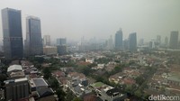 Pemandangan asap polusi menyelimuti kawasan Kuningan, Jakarta Selatan, Rabu (3/8/2022).