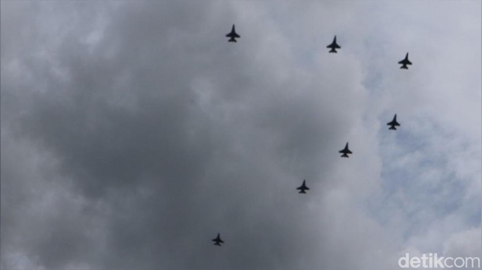 Latihan pesawat tempur di Pekanbaru.