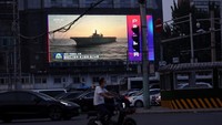 Kapal induk China terlihat mendekati Taiwan dan ditayangkan di videotron di Beijing. Latihan tersebut akan mencakup latihan gabungan udara dan laut di utara, barat daya dan timur laut Taiwan. Ini juga akan meliputi penembakan langsung jarak jauh di Selat Taiwan dan peluncuran uji coba rudal di laut timur Taiwan. 