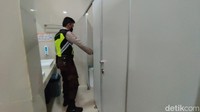 Seorang oknum petugas kebersihan terpergok merekam penumpang wanita di toilet Stasiun KA Ciamis, Jawa Barat. Oknum tersebut mencoba merekamnya dengan menggunakan kamera ponsel memanfaatkan celah dibawah batas toilet di sampingnya.