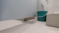 Pada setiap toilet terdapat kloset dan sebuah ember untuk menampung ember. Ukuran setiap toilet diperkirakan sekitar 1 meter. Sekat tersebut tidak permanen melainkan terbuat dari bahan mirip triplek dan tidak terlalu tebal, menggunakan penyangga besi aluminium.