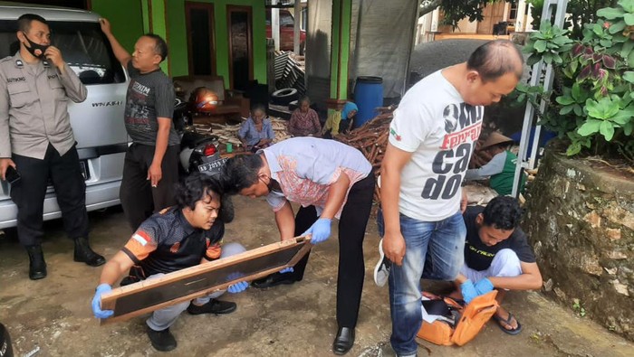 Polisi melakukan olah TKP di salah satu rumah korban pencurian, Kapanewon Tanjungsari, Kabupaten Gunungkidul.