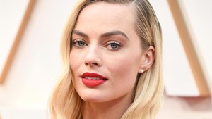 Fennell sendiri ngegambarin Robbie sebagai sosok dengan kekuatan dewa yang bikin orang kehilangan akal. Makanya, meski banyak yang protes soal umur Robbie atau pilihan cast lain, Fennell gak peduli. Foto: WireImage/Steve Granitz