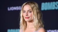 Punggung Margot Robbie mengalami lecet-lecet karena uang kertas itu. Foto: Getty Images/Matt Winkelmeyer