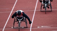 Atlet balap kursi roda Jaenal Aripin beradu cepat saat berlomba pada final balap kursi roda 200 meter putra ASEAN Para Games 2022 di Stadion Manahan, Solo, Jawa Tengah, Selasa (2/8/2022).