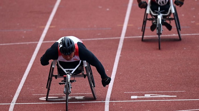 MEDALI EMAS BALAP KURSI RODA 200 METER PUTRA APG 2022 Atlet balap kursi roda Jaenal Aripin (kiri) beradu cepat saat berlomba pada final balap kursi roda 200 meter putra ASEAN Para Games 2022 di Stadion Manahan, Solo, Jawa Tengah, Selasa (2/8/2022). Jaenal Aripin meraih medali emas pada final tersebut. ANTARAFOTO/Maulana Surya/YU