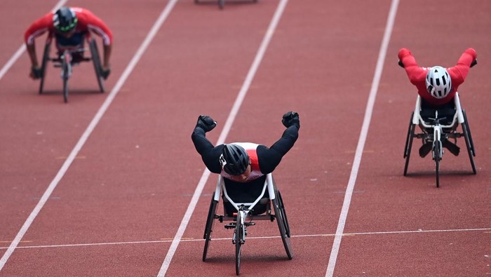 MEDALI EMAS BALAP KURSI RODA 200 METER PUTRA APG 2022 Atlet balap kursi roda Jaenal Aripin (kiri) beradu cepat saat berlomba pada final balap kursi roda 200 meter putra ASEAN Para Games 2022 di Stadion Manahan, Solo, Jawa Tengah, Selasa (2/8/2022). Jaenal Aripin meraih medali emas pada final tersebut. ANTARAFOTO/Maulana Surya/YU