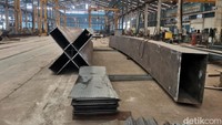 Area workshop unit jembatan di PT Bukaka Teknik Utama. Nampak di sebelah kiri tiang berbentuk X, dan tiang melengkung di sebelah kanan yang akan digunakan dalam proyek Kereta Cepat Indonesia–China (KCIC). Kapasitas produksi jembatan rangka baja Bukaka bisa mencapai 1.000 ton per hari. Foto: Ilyas Fadilah/detikcom