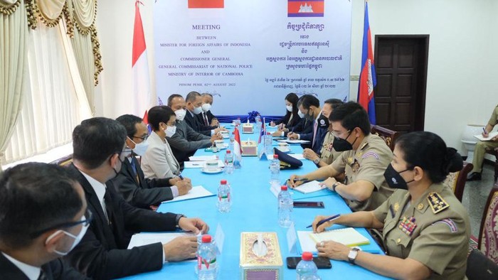 Menlu Retno Marsudi dan Kabaharkam Polri Komjen Arief Sulistyanto bertemu dengan Kepolisian Kamboja