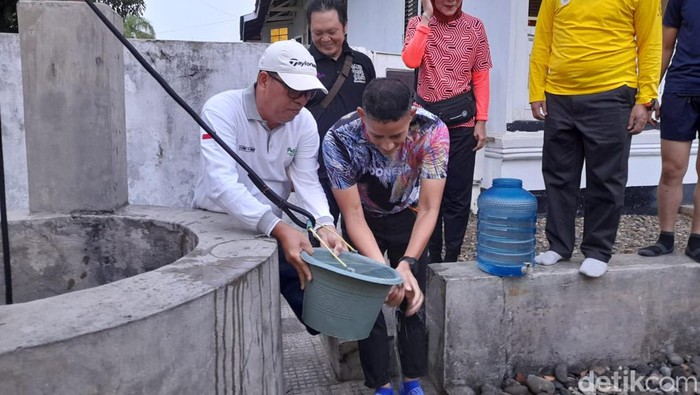 Menparekraf Sandiaga Uno membasuh muka di sumur awet muda di Rumah Bung Karno di Bengkulu.