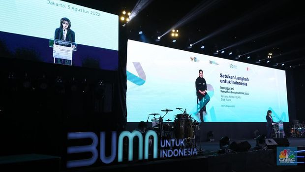 Menteri BUMN, Erick Thohir menyambut peserta rekrutmen bersama yang telah resmi menjadi keluarga besar BUMN dan mengaperesiasi perjuangan para peserta dalam melewati sejumlah ujian untuk bisa bergabung di BUMN di Tennis Indoor Senayan, Jakarta, Rabu (3/8/2022). (CNBC Indonesia/Tri Susilo)