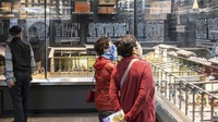 Pengunjung melihat koleksi yang dipajang di museum tambang emas di Pulau Sado. Korea Selatan menilai lokasi tersebut tidak layak menjadi situs warisan dunia UNESCO karena adanya penyalahgunaan pekerja Korea selama Perang Dunia Kedua ketika Jepang menduduki semenanjung Korea.