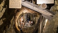 Sebuah diorama di menunjukkan bagian dalam tambang Sohdayu di pulau Sado. Jepang diketahui akan mendaftarkan situs berabad-abad itu sebagai warisan dunia. Jepang percaya bahwa sejarah panjang dan teknik penambangan artisanal yang digunakan di pertambangan itu pantas mendapat pengakuan UNESCO.