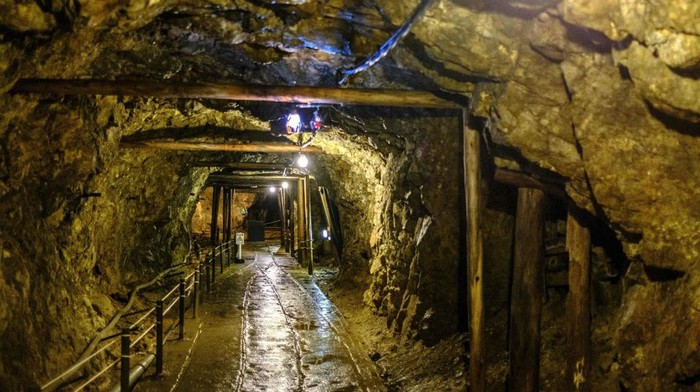 Menyusuri Tambang Emas Ratusan Tahun yang Memicu Ketegangan Jepang-Korsel TOPSHOT - This photo taken on May 9, 2022 shows a mine on Sado island. - Under a split-top mountain on the Japanese island of Sado lies a network of centuries-old mines that have sparked a new diplomatic row with South Korea. - TO GO WITH Japan-SKorea-mining-history-Sado,FOCUS by Sara HUSSEIN (Photo by Charly TRIBALLEAU / AFP) / TO GO WITH Japan-SKorea-mining-history-Sado,FOCUS by Sara HUSSEIN (Photo by CHARLY TRIBALLEAU/AFP via Getty Images)