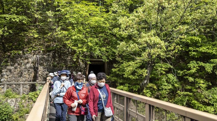 Menyusuri Tambang Emas Ratusan Tahun yang Memicu Ketegangan Jepang-Korsel TOPSHOT - This photo taken on May 9, 2022 shows a mine on Sado island. - Under a split-top mountain on the Japanese island of Sado lies a network of centuries-old mines that have sparked a new diplomatic row with South Korea. - TO GO WITH Japan-SKorea-mining-history-Sado,FOCUS by Sara HUSSEIN (Photo by Charly TRIBALLEAU / AFP) / TO GO WITH Japan-SKorea-mining-history-Sado,FOCUS by Sara HUSSEIN (Photo by CHARLY TRIBALLEAU/AFP via Getty Images)