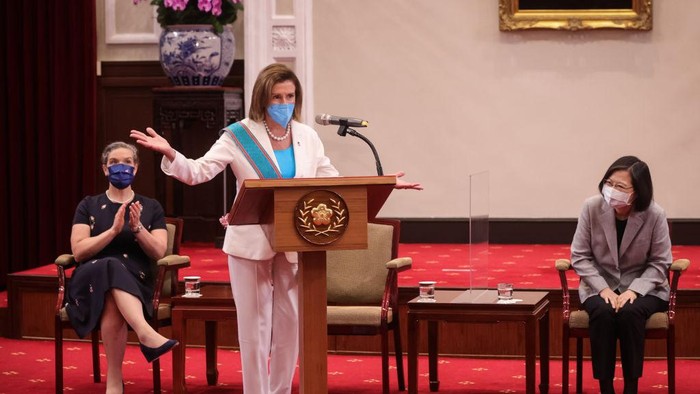 Momen Kunjungan Pelosi, Biang Kerok China Setop Pasok Pasir ke Taiwan TAIPEI, TAIWAN - AUGUST 03: Speaker of the U.S. House Of Representatives Nancy Pelosi (D-CA), center, speaks after receiving the Order of Propitious Clouds with Special Grand Cordon, Taiwanβs highest civilian honour, from Taiwan's President Tsai Ing-wen, right, at the president's office on August 03, 2022 in Taipei, Taiwan. Pelosi arrived in Taiwan on Tuesday as part of a tour of Asia aimed at reassuring allies in the region, as China made it clear that her visit to Taiwan would be seen in a negative light. (Photo by Chien Chih-Hung/Office of The President via Getty Images)
