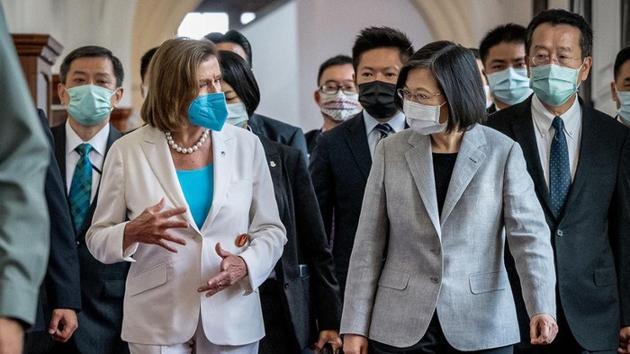 TAIPEI, TAIWAN - AUGUST 03: Speaker of the U.S. House Of Representatives Nancy Pelosi (D-CA), center left, speaks Taiwans President Tsai Ing-wen, center right, after arriving at the presidents office on August 03, 2022 in Taipei, Taiwan. Pelosi arrived in Taiwan on Tuesday as part of a tour of Asia aimed at reassuring allies in the region, as China made it clear that her visit to Taiwan would be seen in a negative light. (Photo by Chien Chih-Hung/Office of The President via Getty Images)