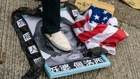 Pendemo pro-Beijing menginjak fptp Nancy Pelosi saat beraksi di depan konsulat AS di Hong Kong, Selasa (2/8/2022). Tak cuma aktivitas ekspor dan impor, China juga akan menempuh langkah pendisiplinan kepada dua yayasan Taiwan yang disebut agresif dan pro kemerdekaan. (Peter Parkas/AFP via Getty Images).