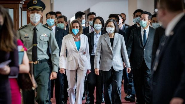 TAIPEI, TAIWAN - AUGUST 03: Speaker of the U.S. House Of Representatives Nancy Pelosi (D-CA), center left, speaks Taiwan's President Tsai Ing-wen, center right, after arriving at the president's office on August 03, 2022 in Taipei, Taiwan. Pelosi arrived in Taiwan on Tuesday as part of a tour of Asia aimed at reassuring allies in the region, as China made it clear that her visit to Taiwan would be seen in a negative light. (Photo by Chien Chih-Hung/Office of The President via Getty Images)