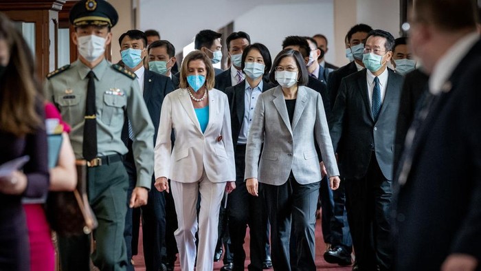 Momen Kunjungan Pelosi, Biang Kerok China Setop Pasok Pasir ke Taiwan TAIPEI, TAIWAN - AUGUST 03: Speaker of the U.S. House Of Representatives Nancy Pelosi (D-CA), center left, speaks Taiwan's President Tsai Ing-wen, center right, after arriving at the president's office on August 03, 2022 in Taipei, Taiwan. Pelosi arrived in Taiwan on Tuesday as part of a tour of Asia aimed at reassuring allies in the region, as China made it clear that her visit to Taiwan would be seen in a negative light. (Photo by Chien Chih-Hung/Office of The President via Getty Images)