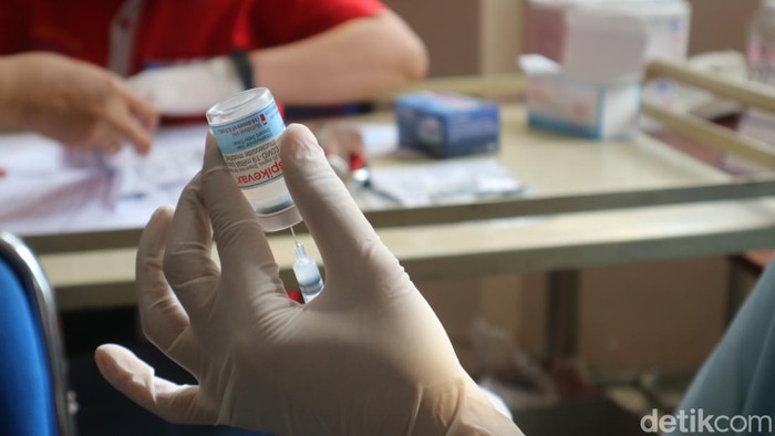 Nakes di RS Mardi Rahayu, Kudus, menerima suntikan vaksin booster kedua, Rabu (3/8/2022).