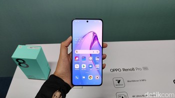 Ponsel ini mengusung layar berukuran 6,7 inch dengan bezel yang tipis di bagian bawah dan sampingnya. Oppo mengklaim rasio screen-to-body ponsel ini mencapai 93,4%. Foto: Virgina Maulita Putri/detikINET