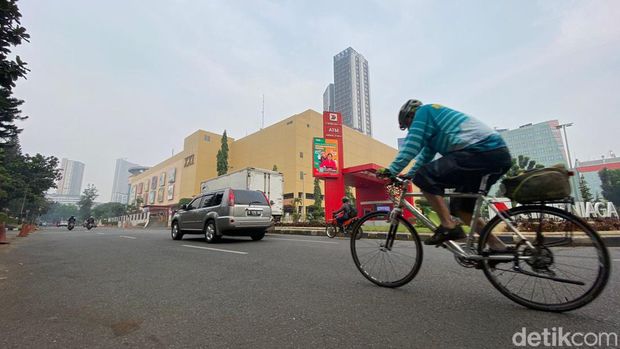 Pantauan kualitas udara di Bintaro Sektor 3 Tangsel sekitar pukul 7.00 WIB, Rabu (3/7/2022) Pantauan kualitas udara di Bintaro Sektor 3 Tangsel sekitar pukul 7.00 WIB, Rabu (3/7/2022)