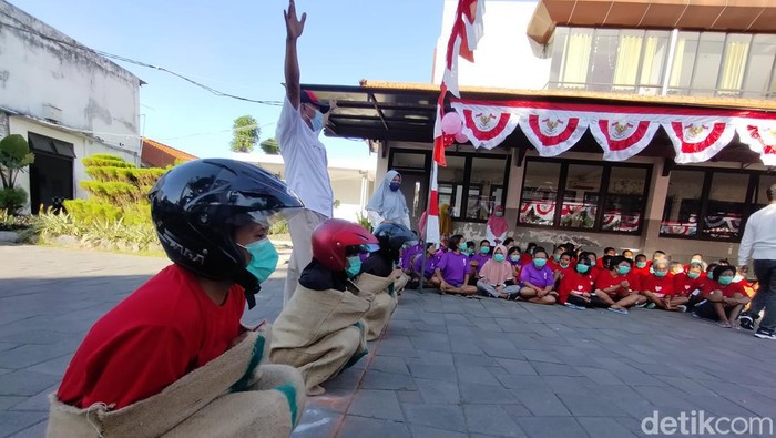 Para ODGJ mengikuti lomba balap karung di Liponsos Keputih, Surabaya.