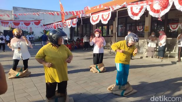 Para ODGJ mengikuti lomba balap karung di Liponsos Keputih, Surabaya.
