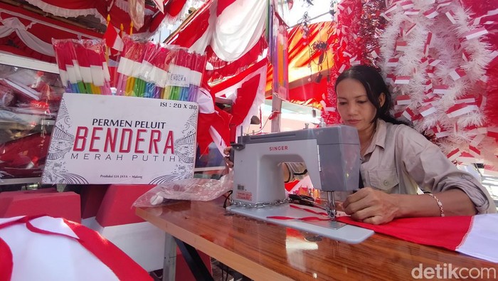 Semarak HUT RI sudah terasa di Surabaya. Waktunya perajin dan pedagang serba-serbi HUT RI di Jalan Darmo Kali, mengais lebih banyak rezeki.