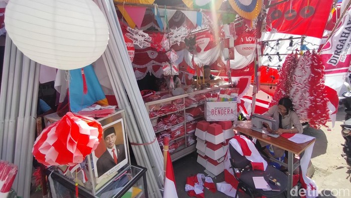 Semarak HUT RI sudah terasa di Surabaya. Waktunya perajin dan pedagang serba-serbi HUT RI di Jalan Darmo Kali, mengais lebih banyak rezeki.