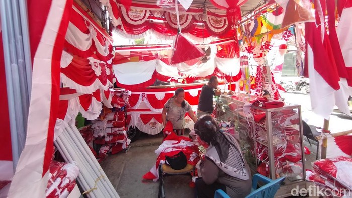 Semarak HUT RI sudah terasa di Surabaya. Waktunya perajin dan pedagang serba-serbi HUT RI di Jalan Darmo Kali, mengais lebih banyak rezeki.