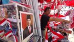 Potret Pedagang Serba-serbi HUT RI di Jalan Darmo Kali