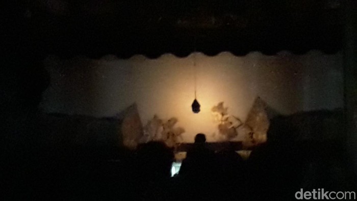 Pementasan wayang kulit Ki Warseno Slenk di Solo, Selasa malam (2/8/2022).