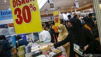 Salah satu stand memberikan diskon hingga 30 persen.
