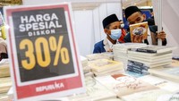 Pengunjung melihat-lihat buku yang dipamerkan di salah satu stand IBF.