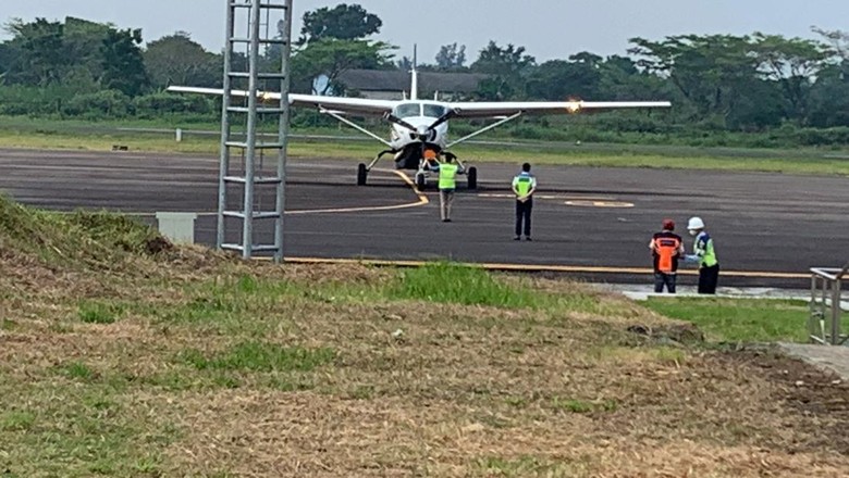 Pesawat komersial Jakarta -Tasikmalaya mendarat di Bandara Wiriadinata Tasikmalaya, Rabu (3/8/2022).