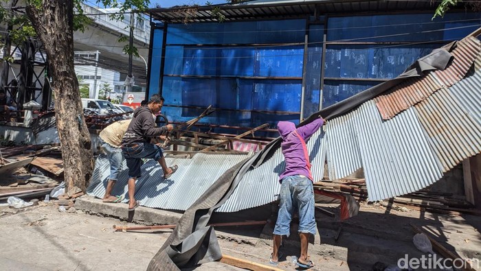 Penertiban pedagang kaki lima di Jalan Pelita Makassar.