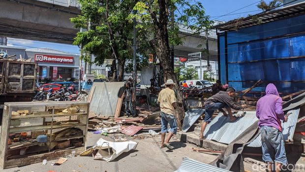 Penertiban pedagang kaki lima di Jalan Pelita Makassar.