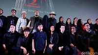 Joko Anwar dan segenap pemain Pengabdi Setan 2: Communion hadir di gala premiere di XXI Epicentrum, Kuningan, Jakarta Selatan. (Foto: Noel/detikcom) 
