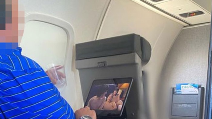 Penumpang nonton video porno di pesawat