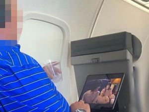 Penumpang Dikecam Gegara Nonton Video Porno di Pesawat
