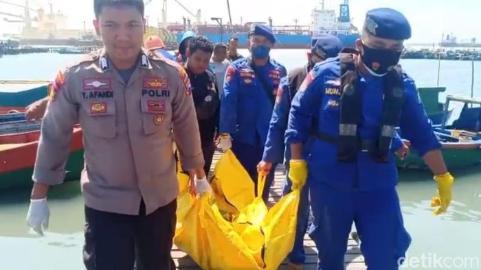 Polairud evakuasi penemuan mayat di Gresik