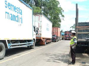 Mobil Terperosok Lubang, Jalan Lintas Pekanbaru-Kuansing Macet Total