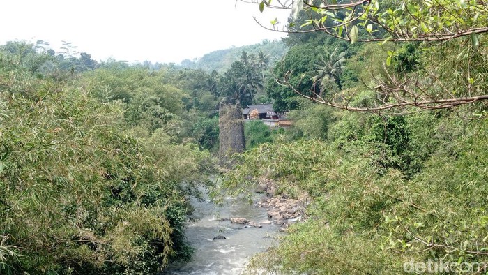 Pondasi bekas jembatan di Karangresik Kota Tasikmalaya.