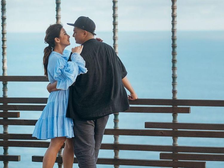 7 Pasangan Artis yang Dikenal Bucin Banget