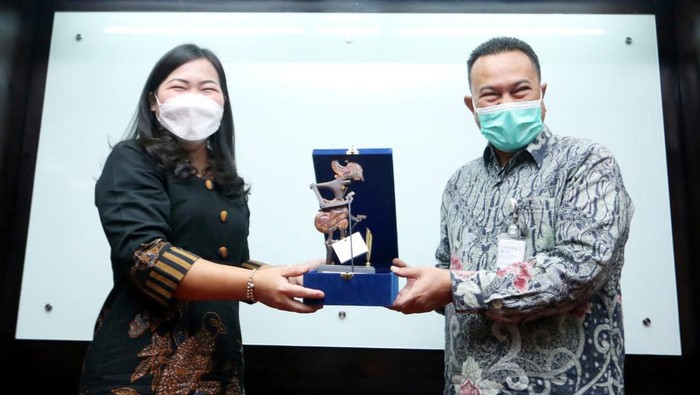 Jaminan Sosial Ketenagakerjaan yang identik dengan pekerja sektor formal, sekarang bisa dengan mudah didapat oleh pekerja rentan. Seperti apa?
