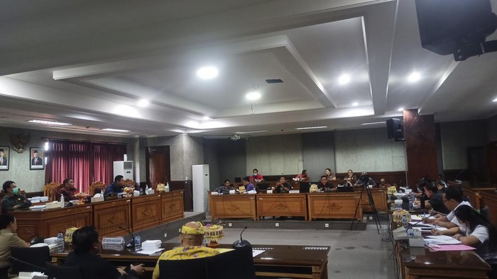 Rapat kerja gabungan Komisi DPRD Kabupaten Karangasem dengan Sekda Karangasem, Bapelitbangda, Dinas Pendidikan, Kepemudaan dan Olahraga, Rabu (3/8/2022).