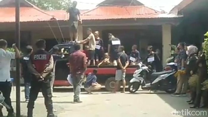 Rekonstruksi kasus demo anarkis yang tewaskan satpam di Palopo.